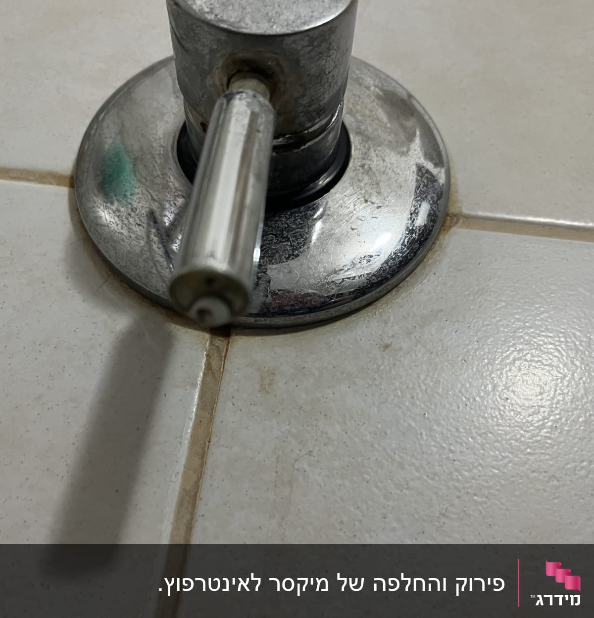 ברז מתכת על רצפת קרמיקה